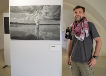 Charita v symbolech. Výstava fotografií Richarda Boudy