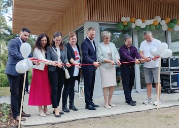 Zahradní domek pro klienty denního stacionáře Nesa byl slavnostně požehnán. Pomohli dárci i nadační fond